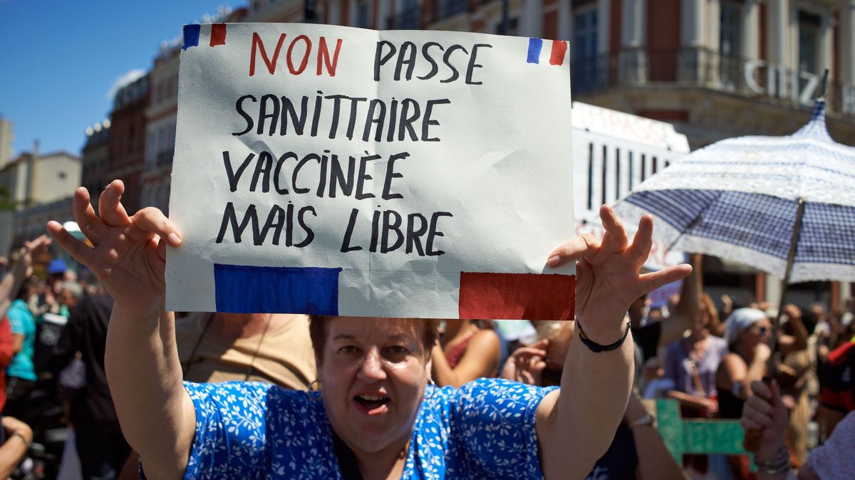 Napětí ve Francii: Vandalové poničili očkovací centra